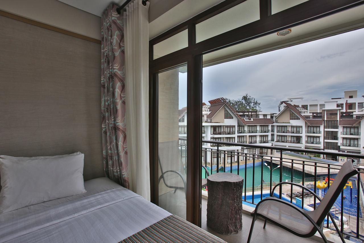 Crown Regency Resort And Convention Center Balabag  Rum bild